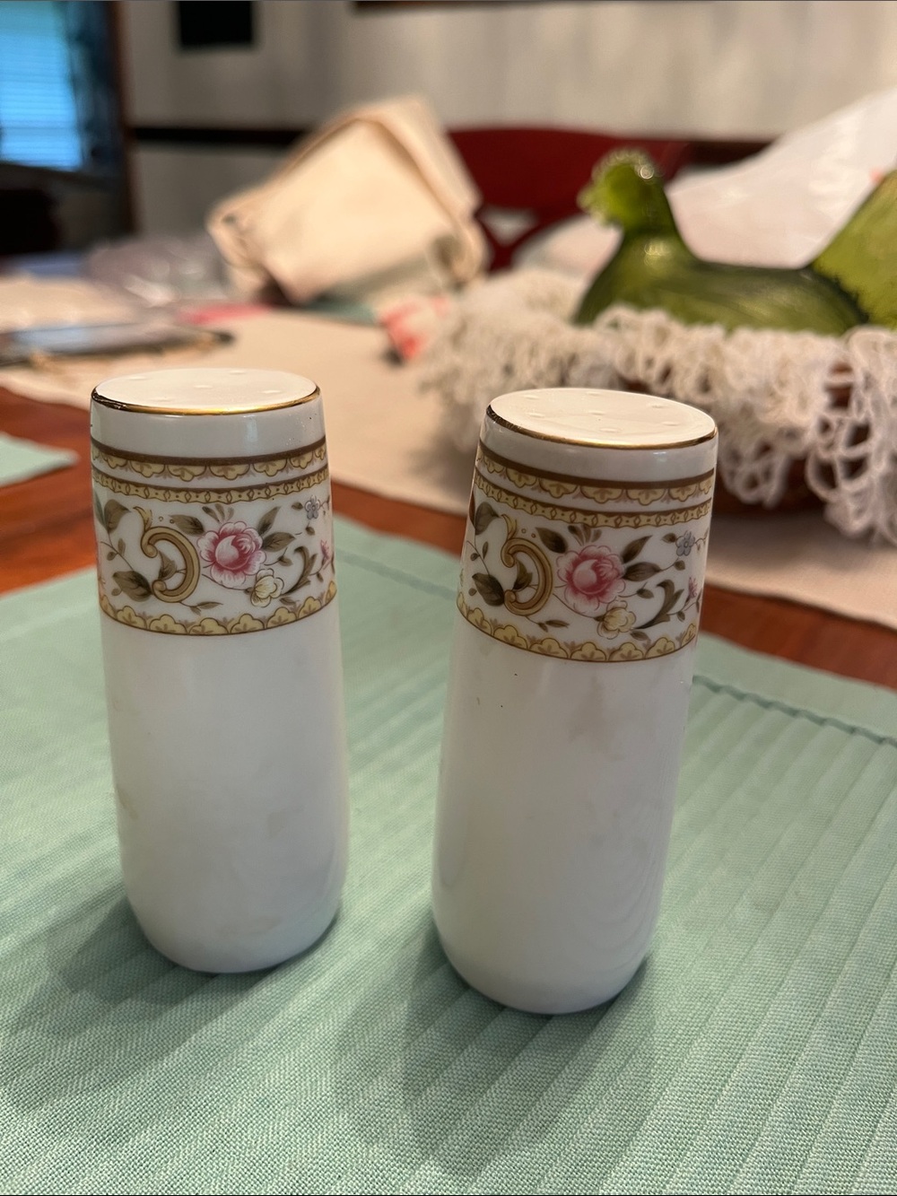 Daphne salt pepper shaker set
by WALLACE HERITAGE (JAPAN )